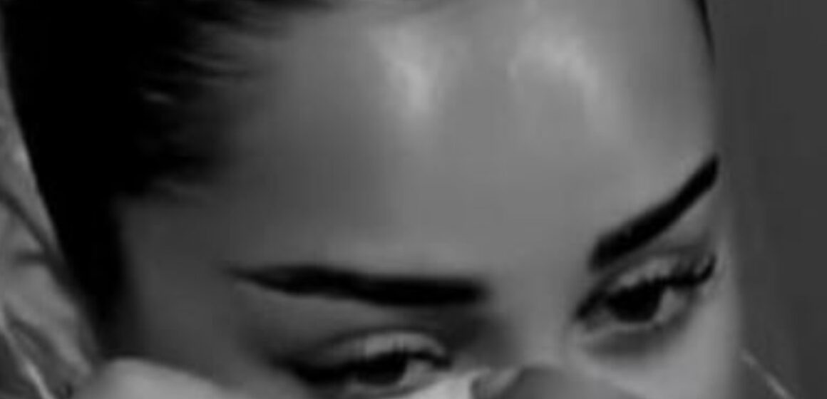 Screenshot E trishtë: Elijona po e përjeton rëndë humbjen e axhës, nuk po mund ta nxjerrë asnjë fjalë nga goja