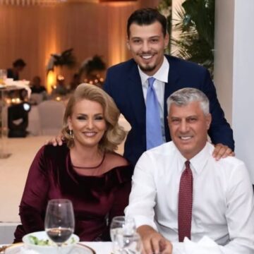 Djali i Thaçit del me nënën për iftar, të dy së bashku luten që Hashimi t’u bashkohet në sofër sa më shpejt