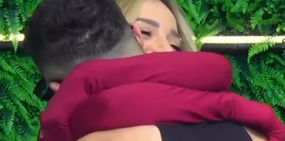 Nuk përmbahet Gimbo pas rikthimit në BBVA, e ‘mbytë’ Selin me puthje e ledhatime