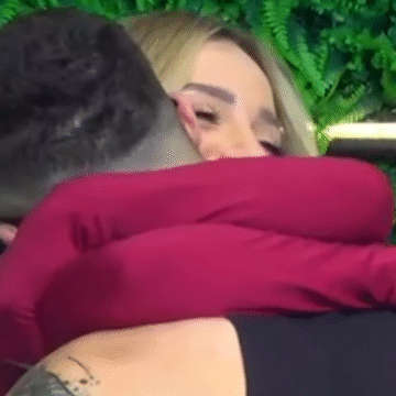 gimbo-3 Nuk përmbahet Gimbo pas rikthimit në BBVA, e ‘mbytë’ Selin me puthje e ledhatime