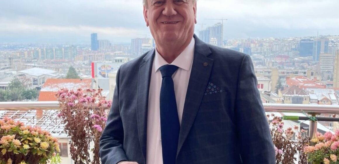 Mahmut Ferati i la të gjithë pa fjalë, në pleqëri i bën vetullat tatuazh – pamja e tij do t’iu lë gojëhapur