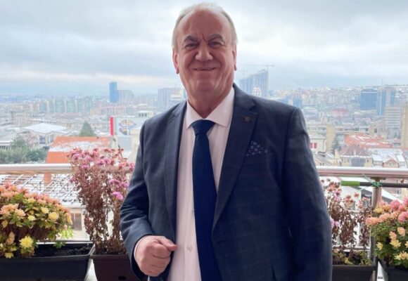 Mahmut Ferati i la të gjithë pa fjalë, në pleqëri i bën vetullat tatuazh – pamja e tij do t’iu lë gojëhapur