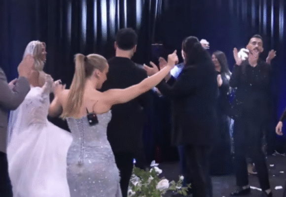 Në dasmën e Brikenës dhe Mateos, Rogerti dhe Juela bëjnë veprimin e turpshëm