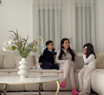 Elita Rudi nënë për herë të tretë, publikon momentin emocional kur ua jep lajmin dy fëmijëve të tjerë