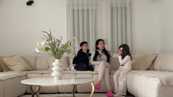 Elita Rudi nënë për herë të tretë, publikon momentin emocional kur ua jep lajmin dy fëmijëve të tjerë