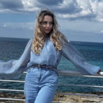 Teuta ndez rrjetin nga resorti luksoz – nuk është vetëm!