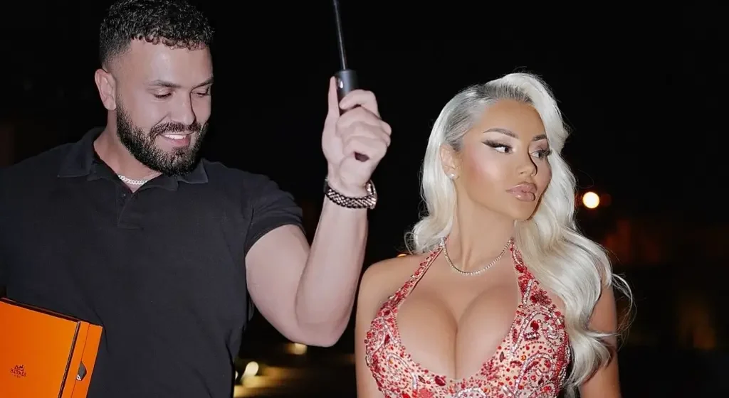Benita “çon temperaturat në maksimum” – pozon nga vetura me fustanin e hapur