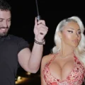 Benita “çon temperaturat në maksimum” – pozon nga vetura me fustanin e hapur