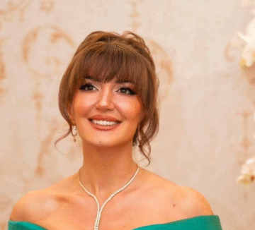 atifete Atifete Jahjaga niset për dasmë me fustan, frizurë e grim si të nuseve – kësaj gruaje i ka bërë hajr ndarja nga bashkëshorti