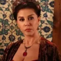 Është 82-vjeçare, por s’do ta besoni se si duket në bikini aktorja e serialit “Sulejmani i Madhërishëm” – si vajzë e re