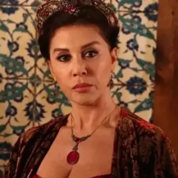 Është 82-vjeçare, por s’do ta besoni se si duket në bikini aktorja e serialit “Sulejmani i Madhërishëm” – si vajzë e re