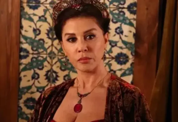 Është 82-vjeçare, por s’do ta besoni se si duket në bikini aktorja e serialit “Sulejmani i Madhërishëm” – si vajzë e re