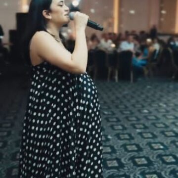 albinna Albina Kelmendi në ditët e fundit të shtatzënisë, nuk e ndalë punën – këndon me gjithë zemër dhe shpirt