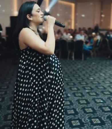 albinna Albina Kelmendi në ditët e fundit të shtatzënisë, nuk e ndalë punën – këndon me gjithë zemër dhe shpirt