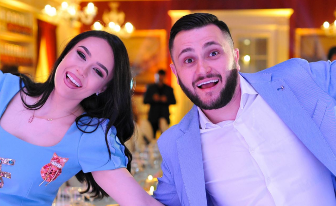 besi-xhensila Besi do t’i bie pika kur t’i shoh këto pamje, Xhensila tregon se e ka mbyllë kapitullin me të, shfaqet e shtrirë me dikë tjetër