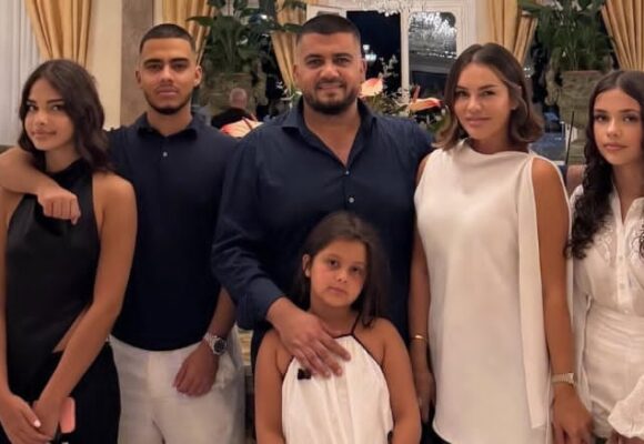 Ermali dhe Ariana kanë bërë një familje perfekte, çikat i janë bërë si loçka të vërteta – i kanë ngjarë nënës së tyre bukuroshe