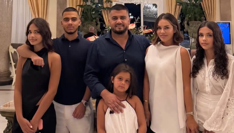 ermali Ermali dhe Ariana kanë bërë një familje perfekte, çikat i janë bërë si loçka të vërteta – i kanë ngjarë nënës së tyre bukuroshe