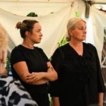 kurt E dhimbshme: Pak ditë pas ndarjes nga jeta e të birit, nëna e Laurentit mezi po qëndron në këmbë – shfaqet në gjendje të rëndë