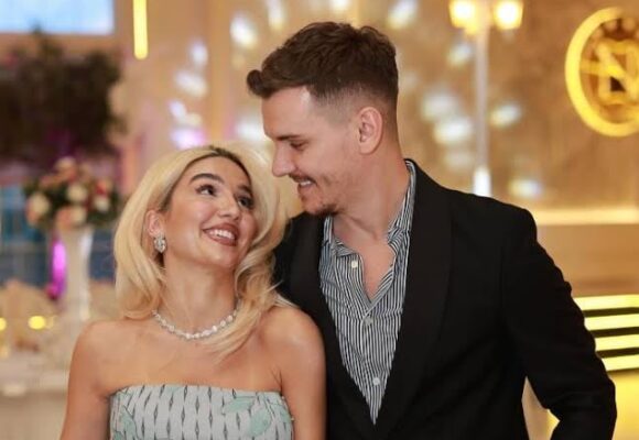 Kaq kohë pas martesës, Adri dhe Iliriana më në fund japin lajmin e madh – çifti me lot në sy nga lumturia