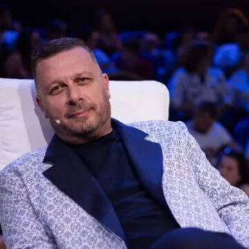 kompozitori Dalin pamjet e përbashkëta të 17 grave me skena të nxehta në zyrën e kompozitorit – publikohet VIDEO e plotë