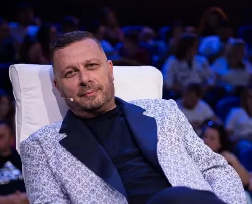 Dalin pamjet e përbashkëta të 17 grave me skena të nxehta në zyrën e kompozitorit – publikohet VIDEO e plotë
