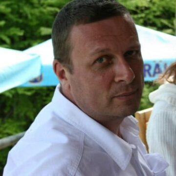 lilaa Xhirimet me pamjet të nxehta në mes të zyres, merret vendimi i papritur për kompozitorin dhe bashkëpunëtorët e tij